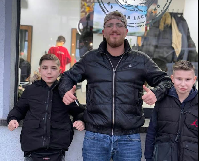 Omar vor dem Barbershop Systemcut in Koblenz-Metternich